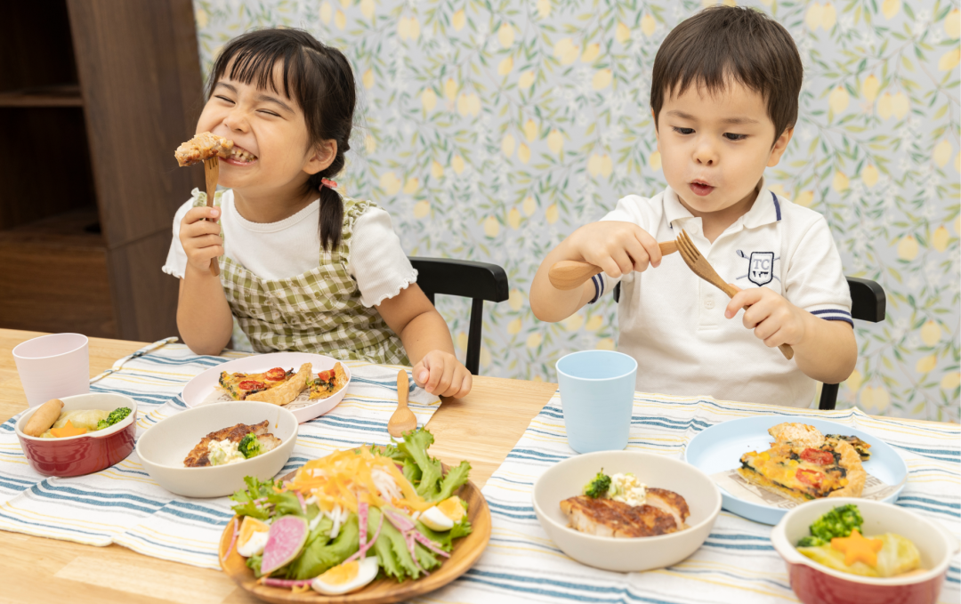 マチルダごはんを食べる子ども達