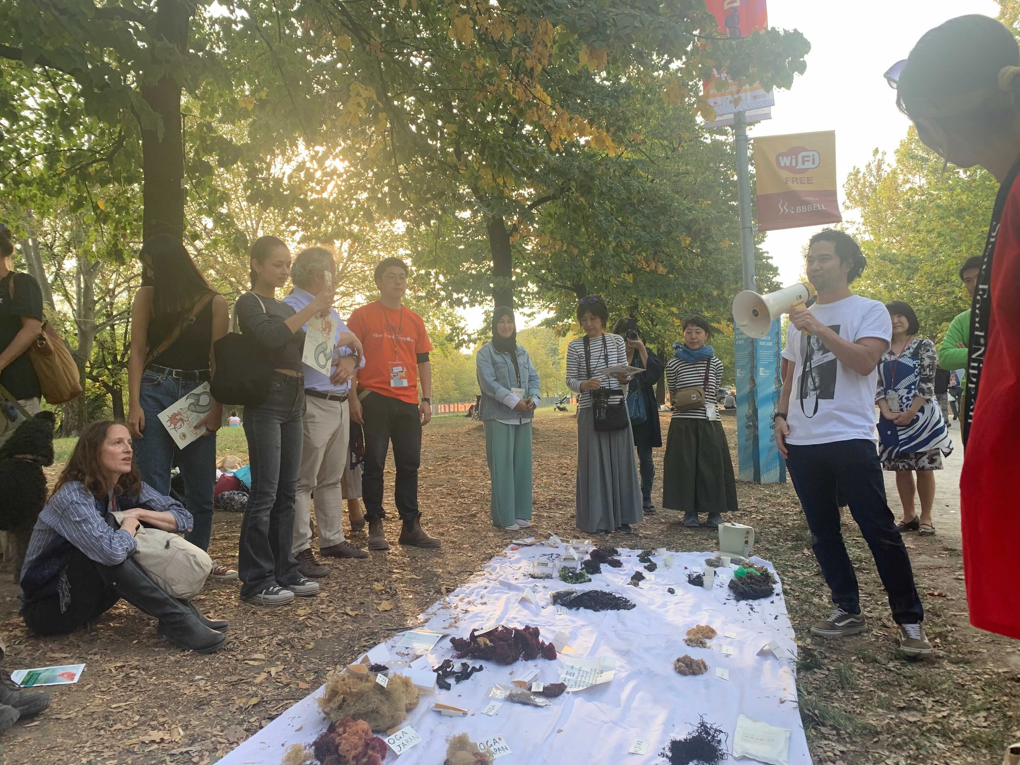 ＞世界各地の海藻が持ち寄られた交流会「Seaweed Summit（シーウィードサミット）」の様子。海藻というテーマで国を超えて互いに交流できる機会に。