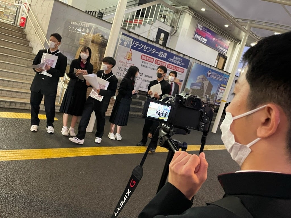 土岐市駅前でビラ配りをする生徒たち