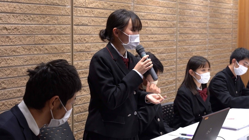 土岐市役所でのプレゼンで熱く語る生徒