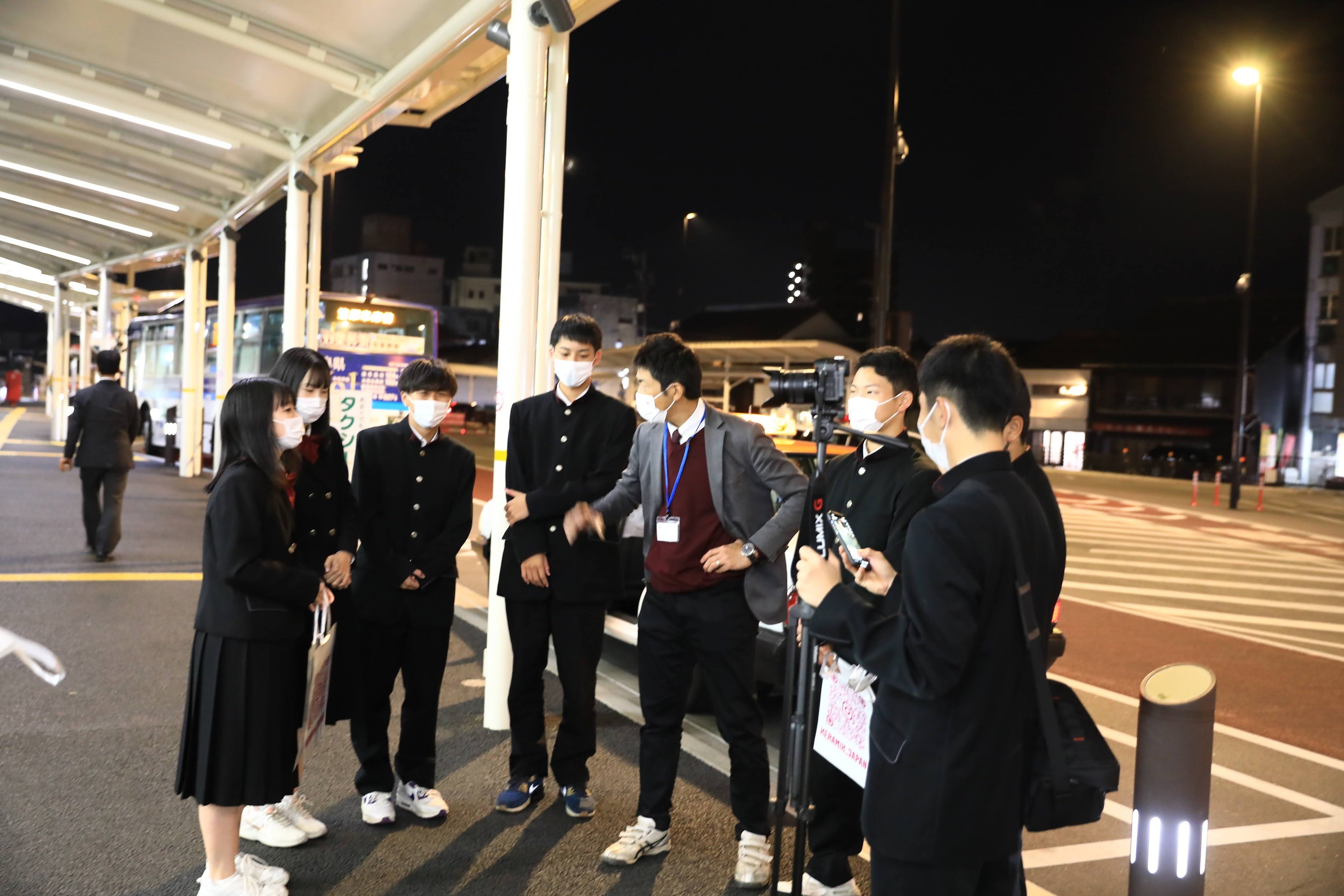 １１月。ビラ配りの様子