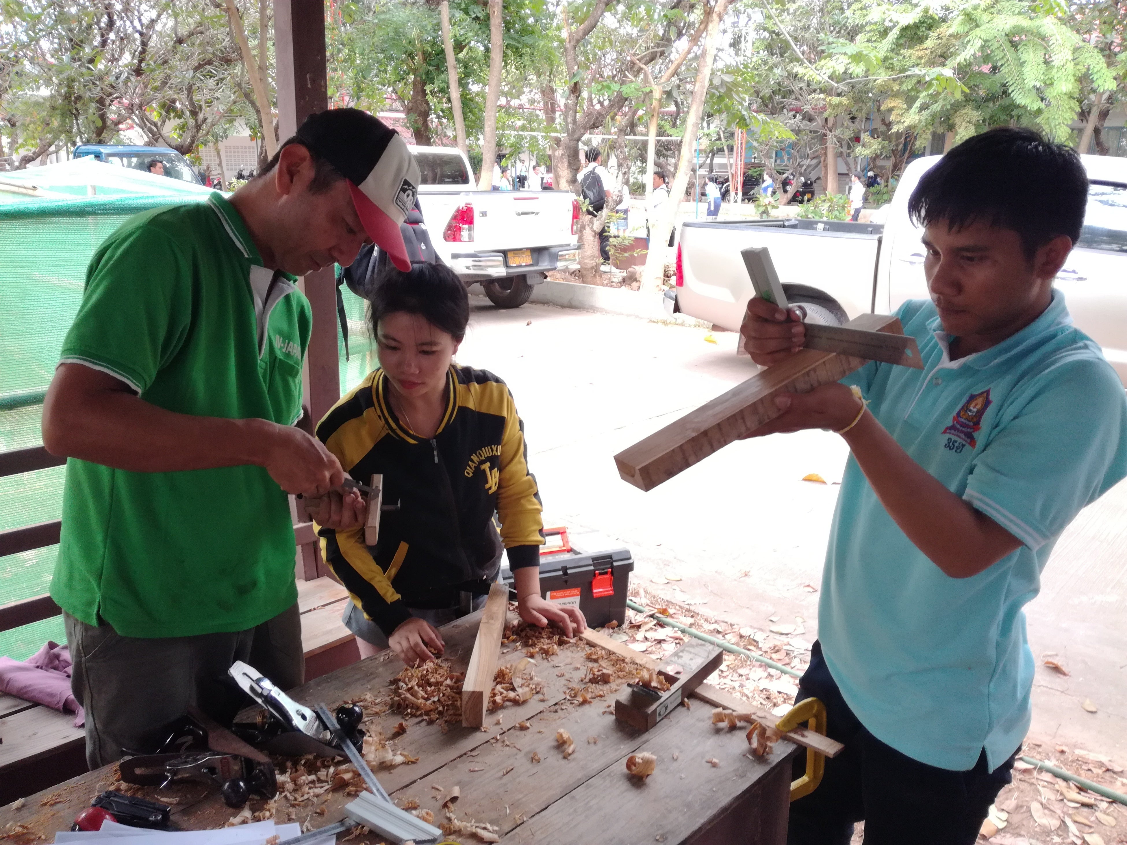 専門家の指導を受ける訓練生