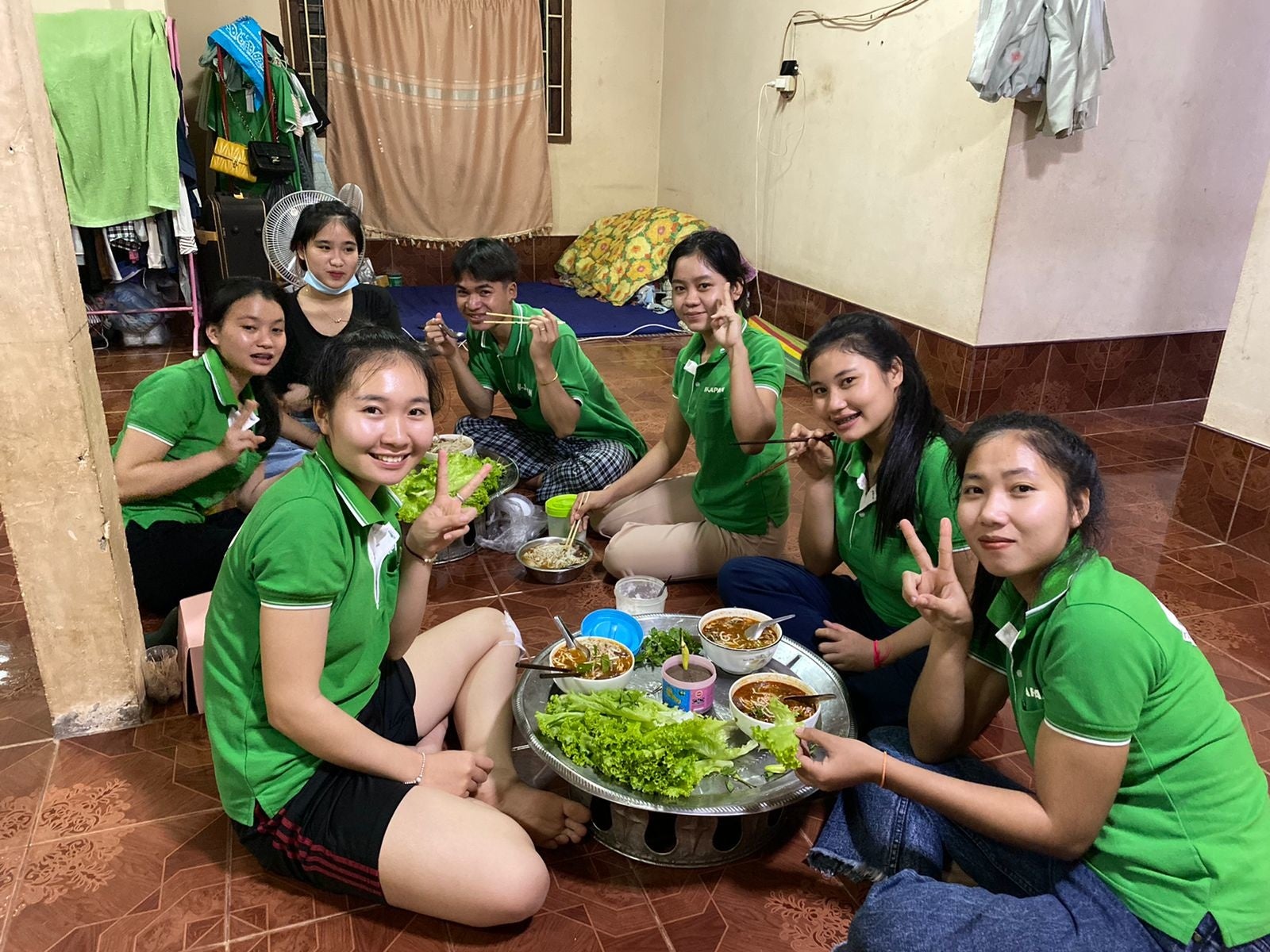 訓練所で知り合った大事な仲間と夕食を囲む様子