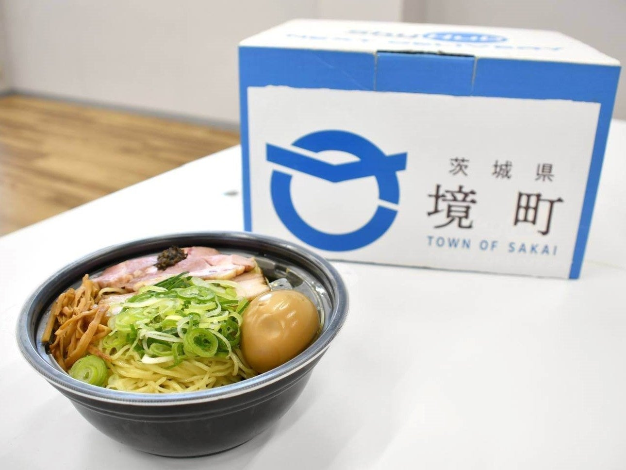 ドローン配送されたラーメンとドローン搭載用の箱