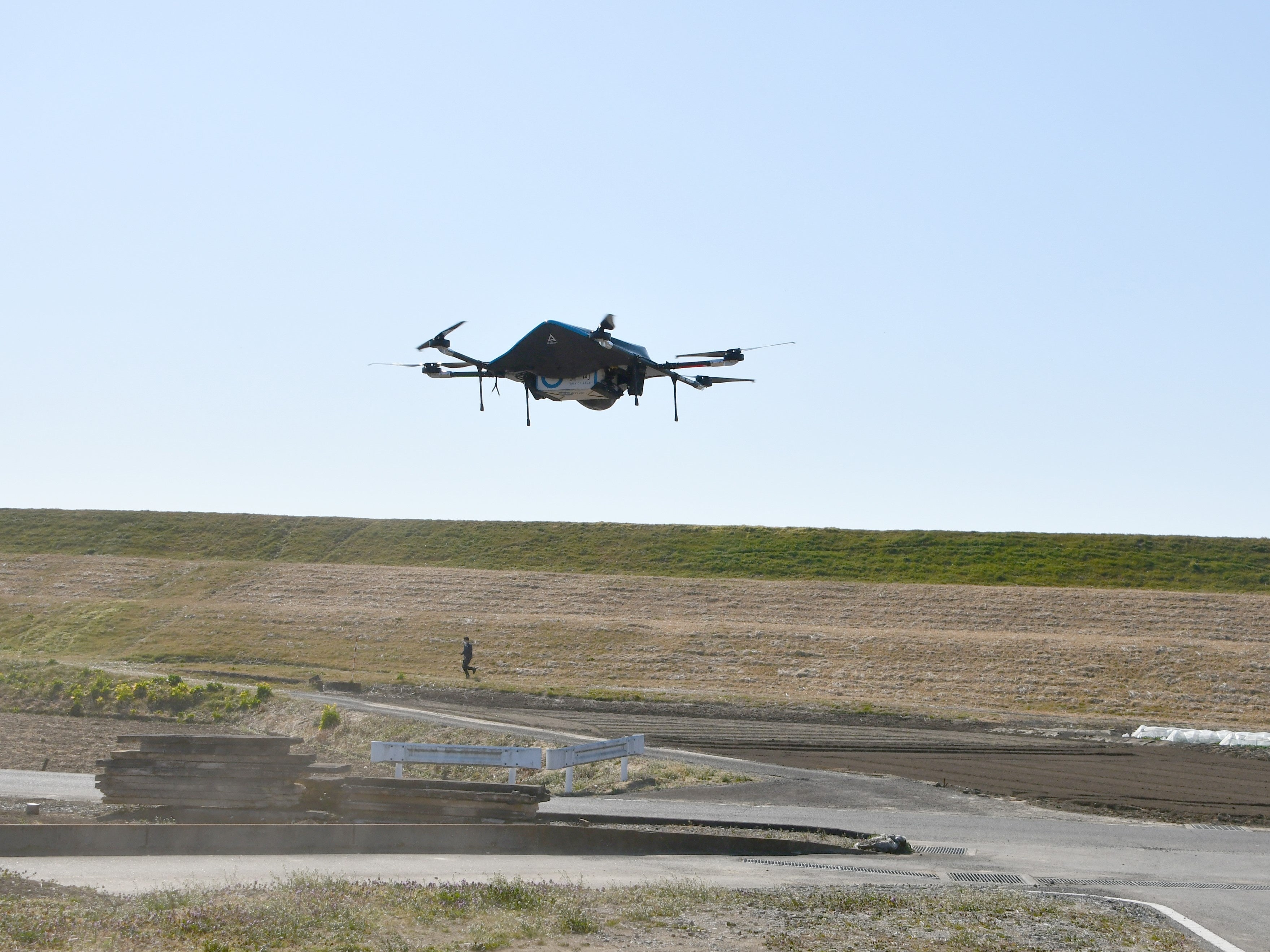 境町金岡地区を飛行する物流専用ドローン”AirTruck” 
