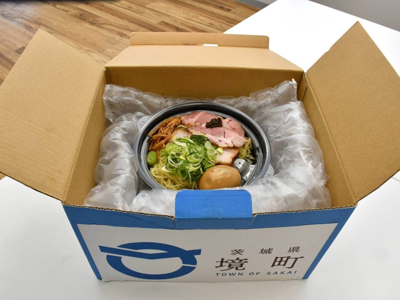 ドローン配送されたラーメンがドローン搭載用の箱に入ったところ