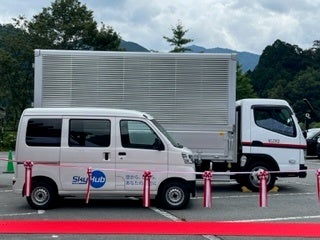 共同配送の車両を行う車両 写真向かって左が富岳通運２トン車、 右がNEXT DELIVERY軽バン