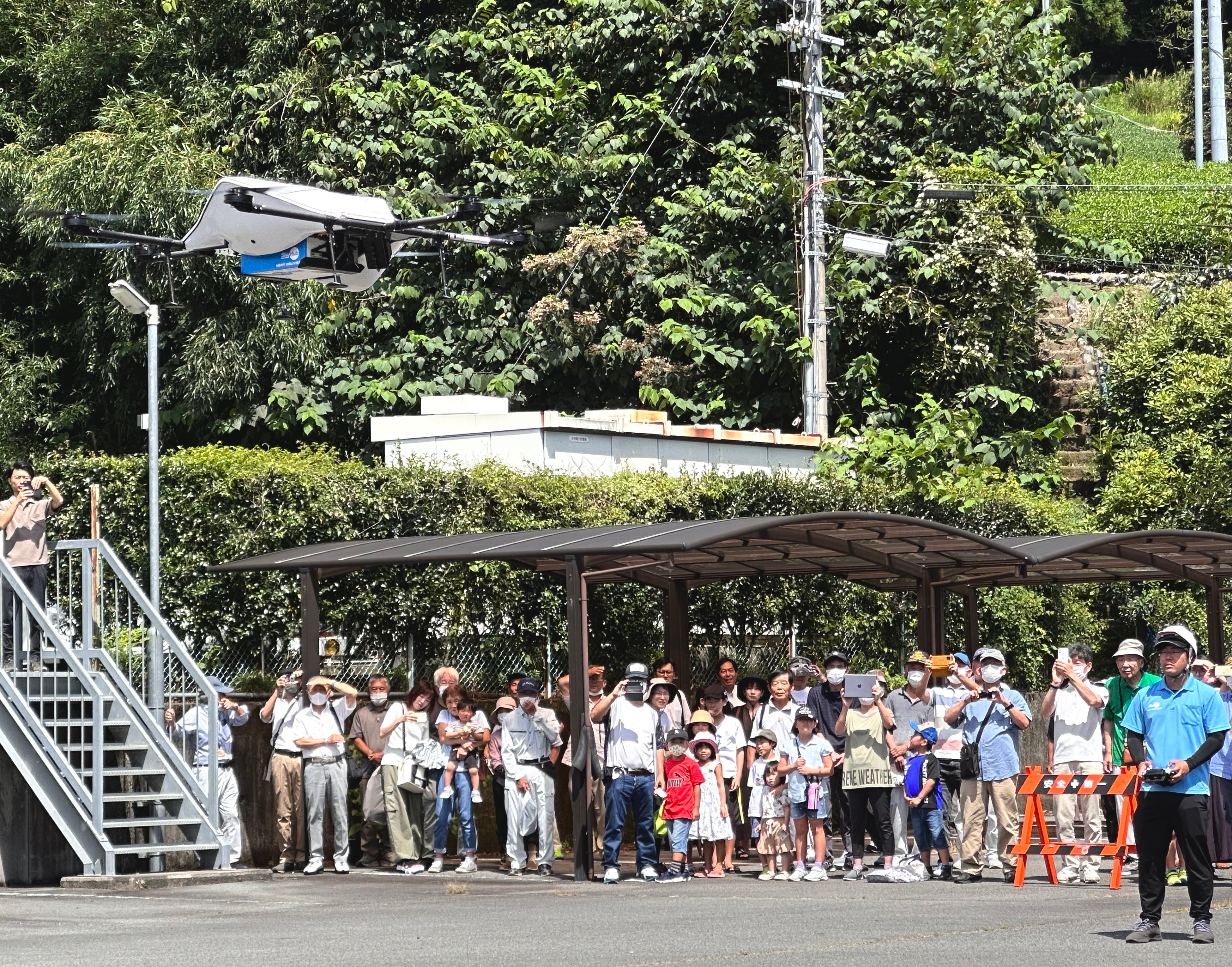 防災祭りでのドローン配送を 見守る町民の方々