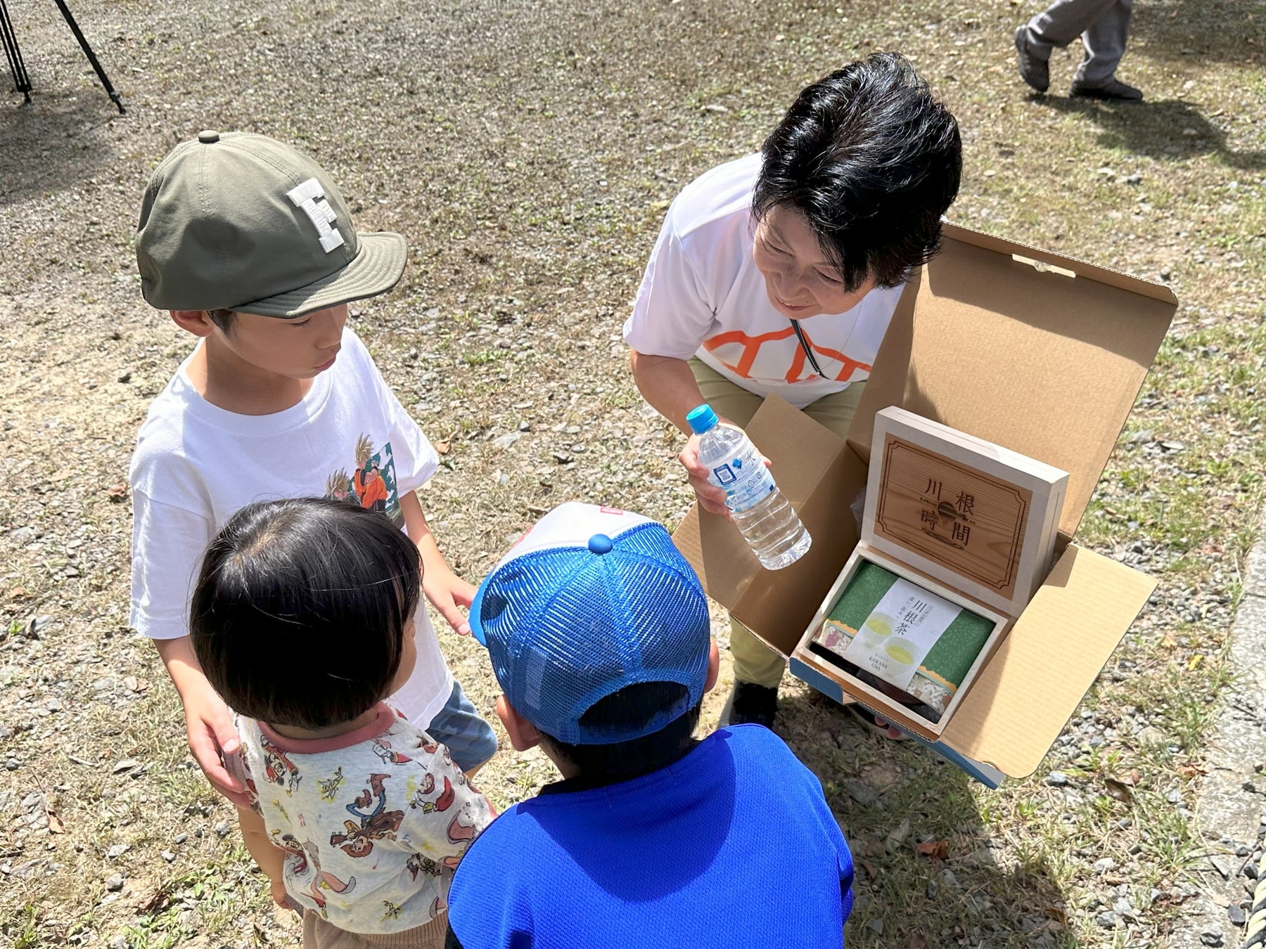 ドローン配送された川根茶セットを子供達に配るキャンプ場管理人 浜谷様