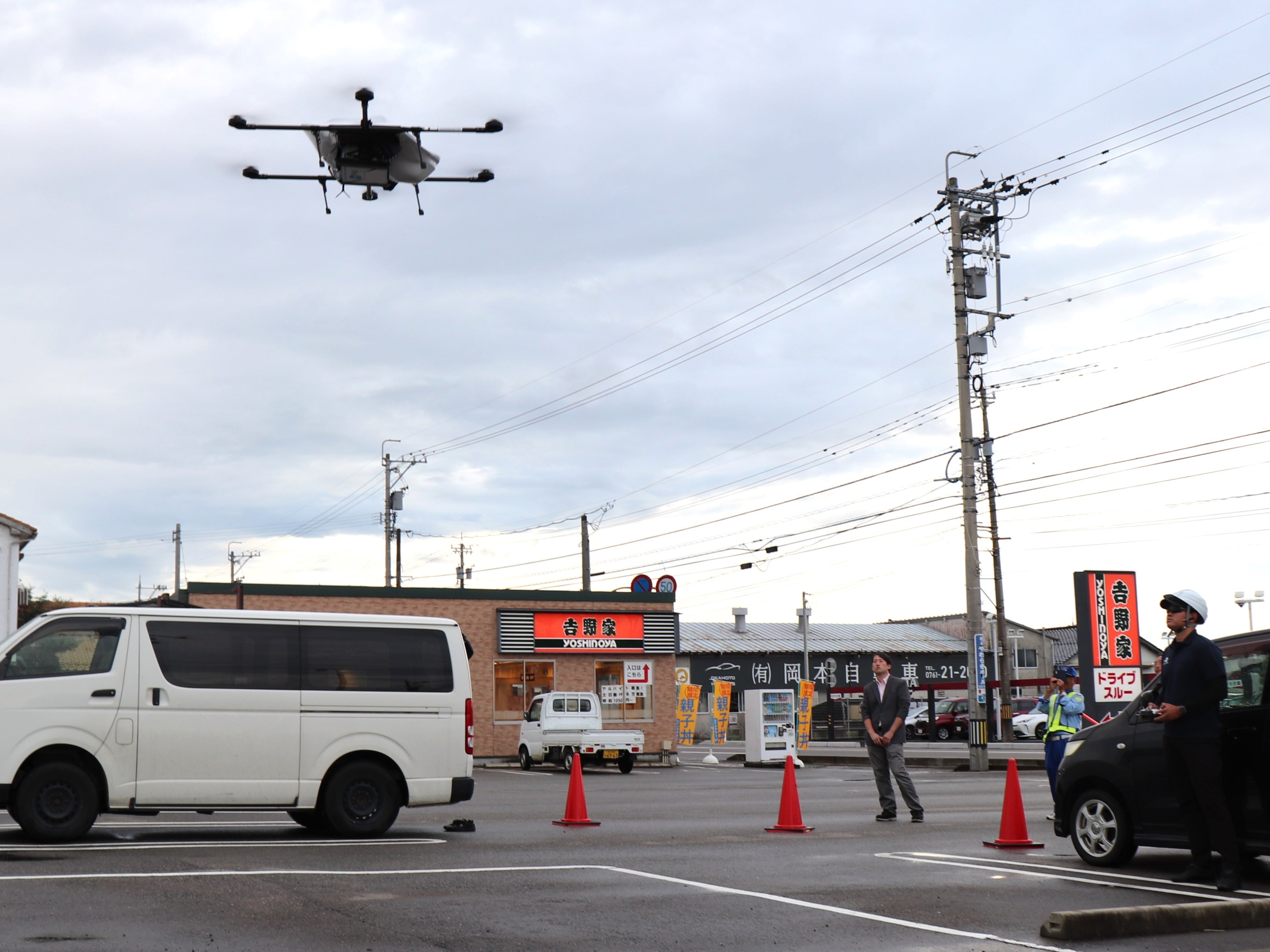 牛丼を載せて離陸する物流専用ドローンAirTruck&nbsp; （𠮷野家小松店駐車場）