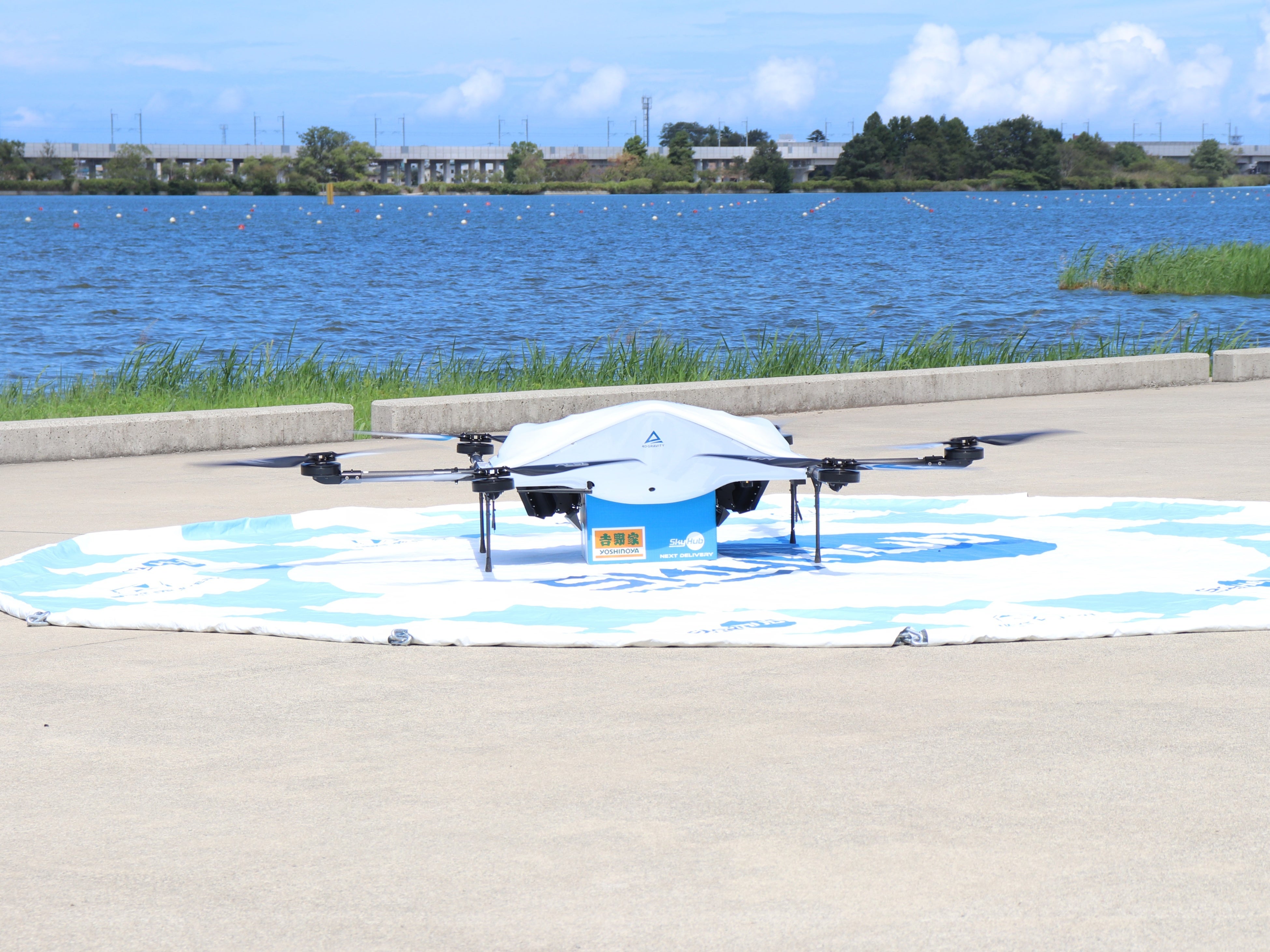 牛丼4個が入った箱を置き配する物流専用ドローンAirTruck