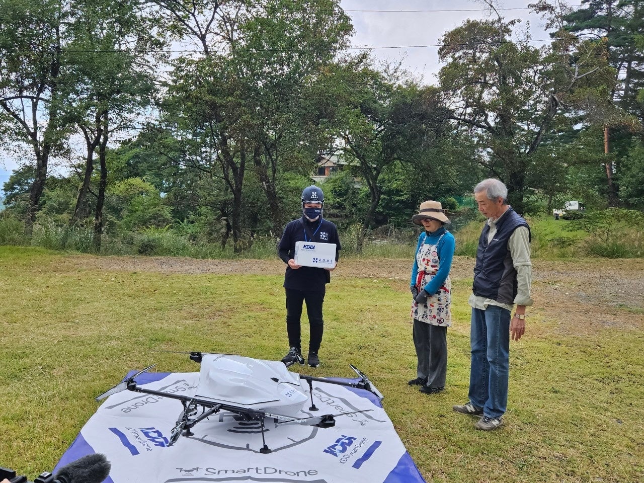 注文頂いた別荘オーナーへ商品を渡す様子