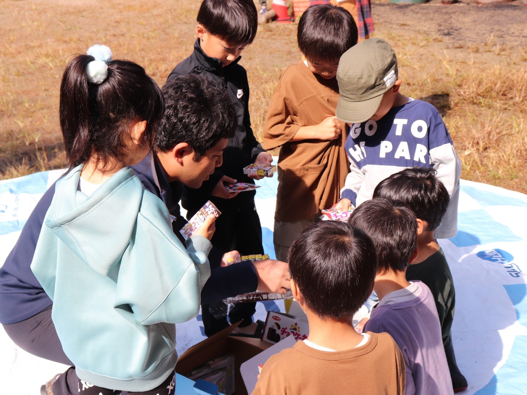 ドローン配送を見守る市民の方々 （RECAMP足利）