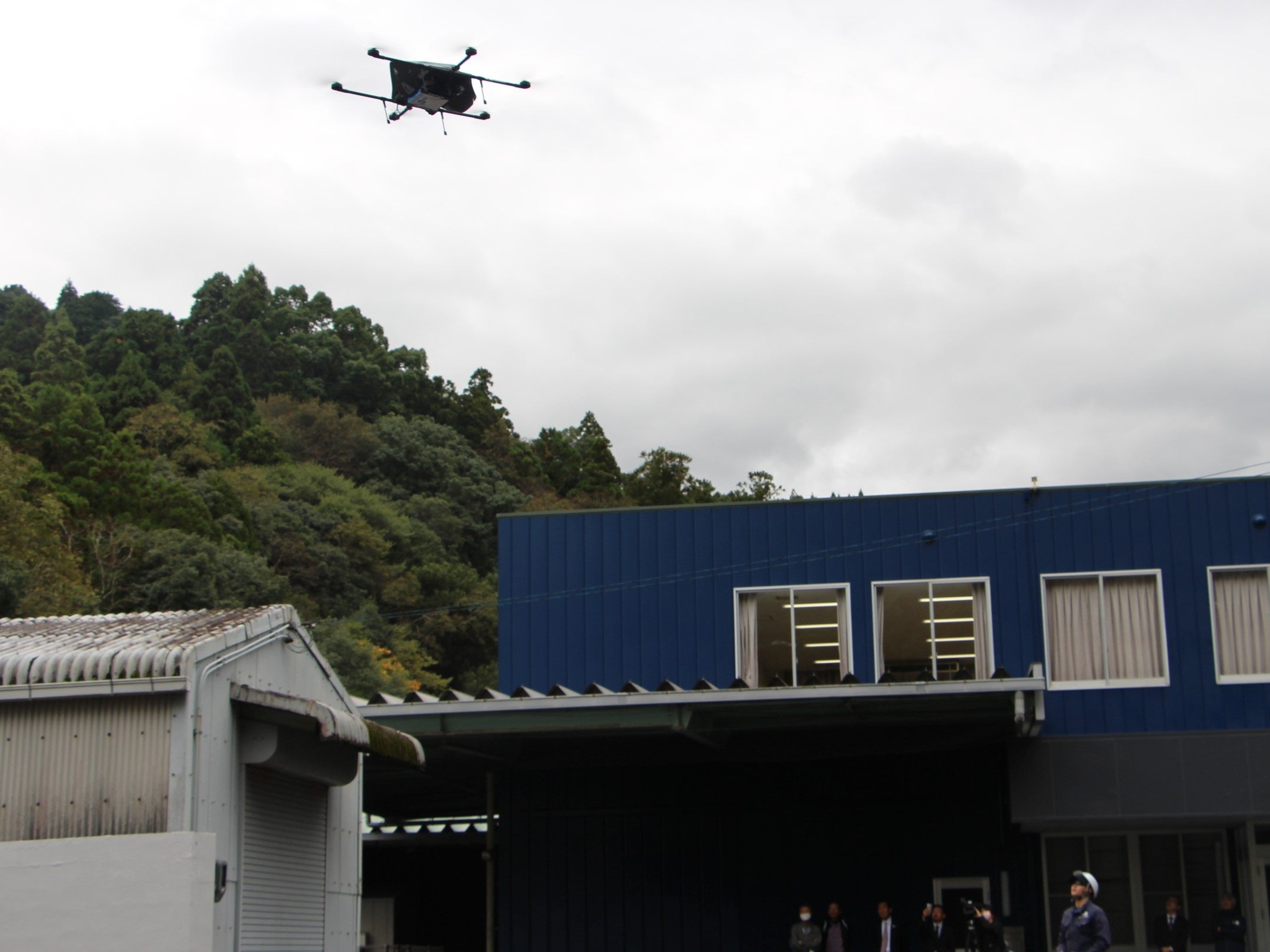 荷物を載せた物流専用ドローン“AirTruck” （佐那河内村多目的地域交流施設駐車場）