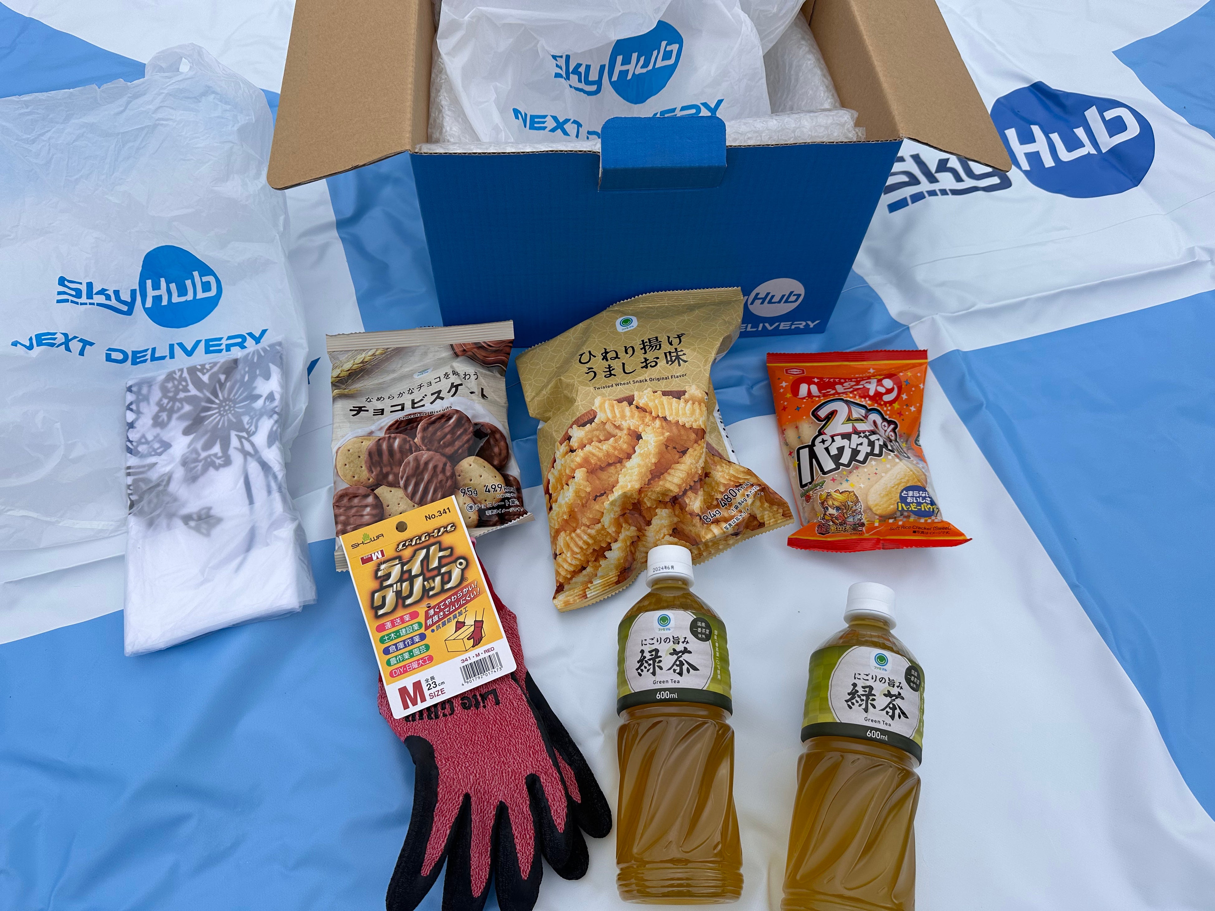 今回ドローン配送したお菓子とお茶と日用品