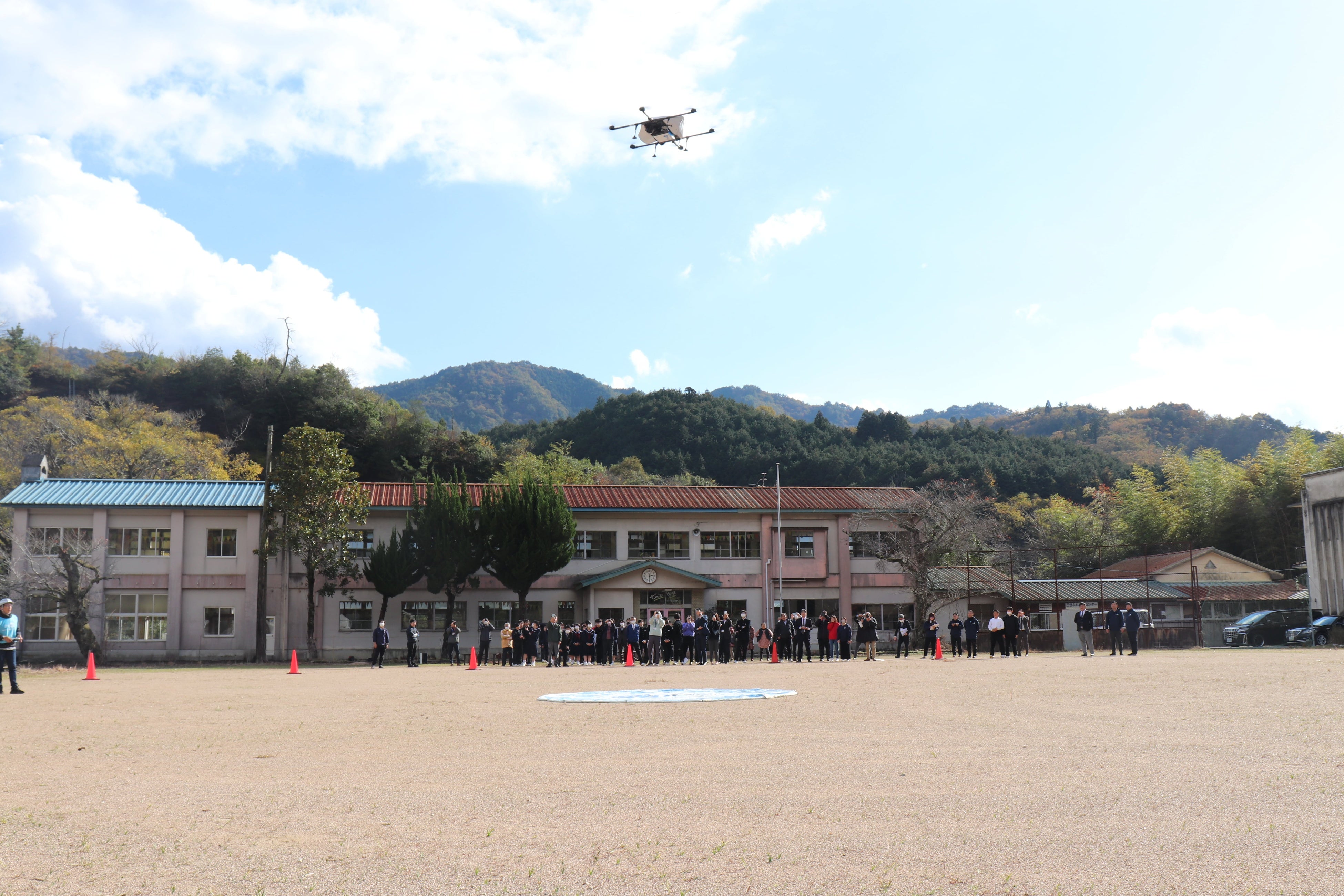 着陸ポイントの三谷ふれあいセンター上空に到着した物流専用ドローン“AirTruck” （三谷ふれあいセンター）