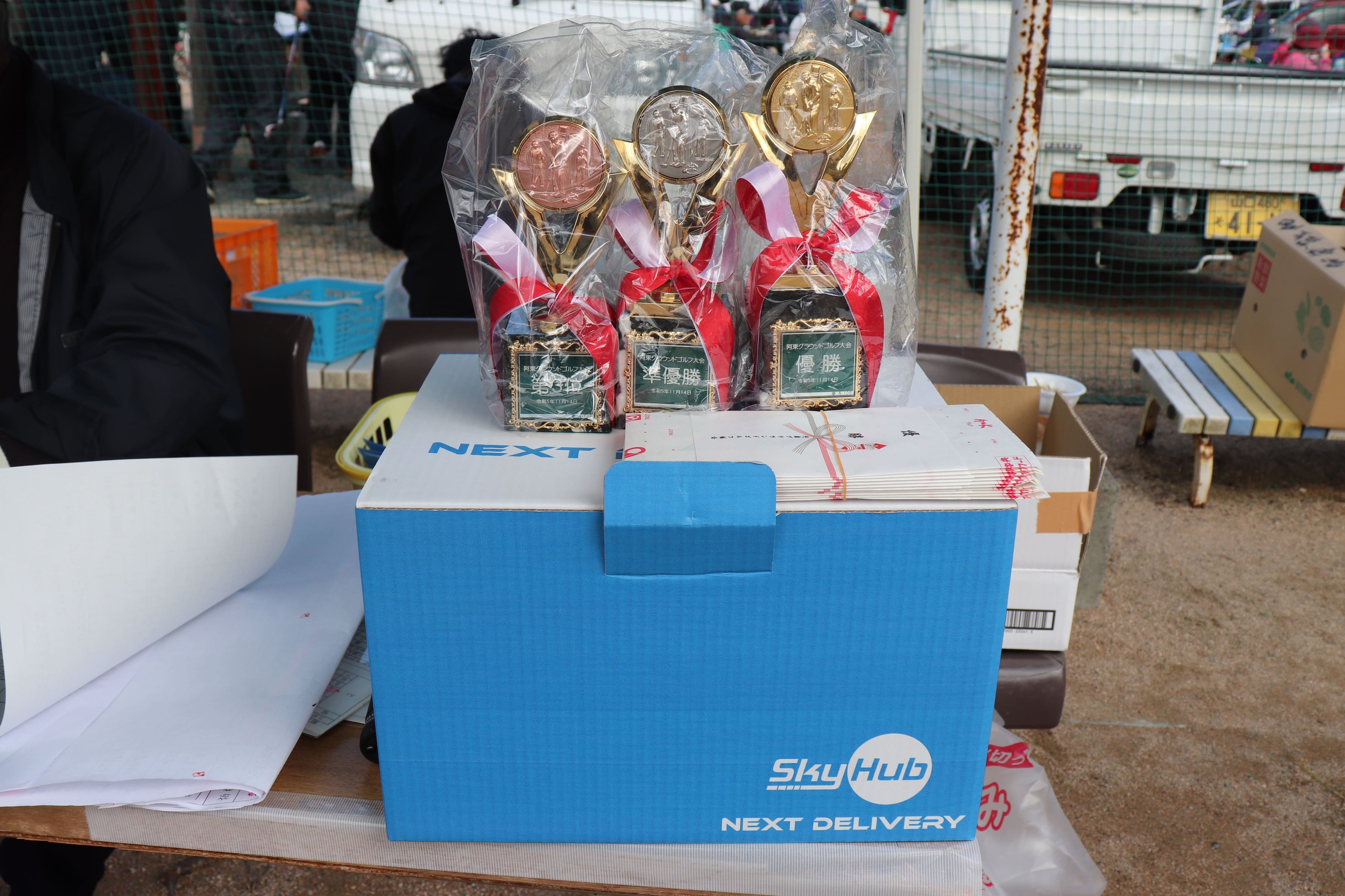 物流専用ドローン“AirTruck”で配送されたグラウンドゴルフ大会向けの商品 （阿東運動広場）