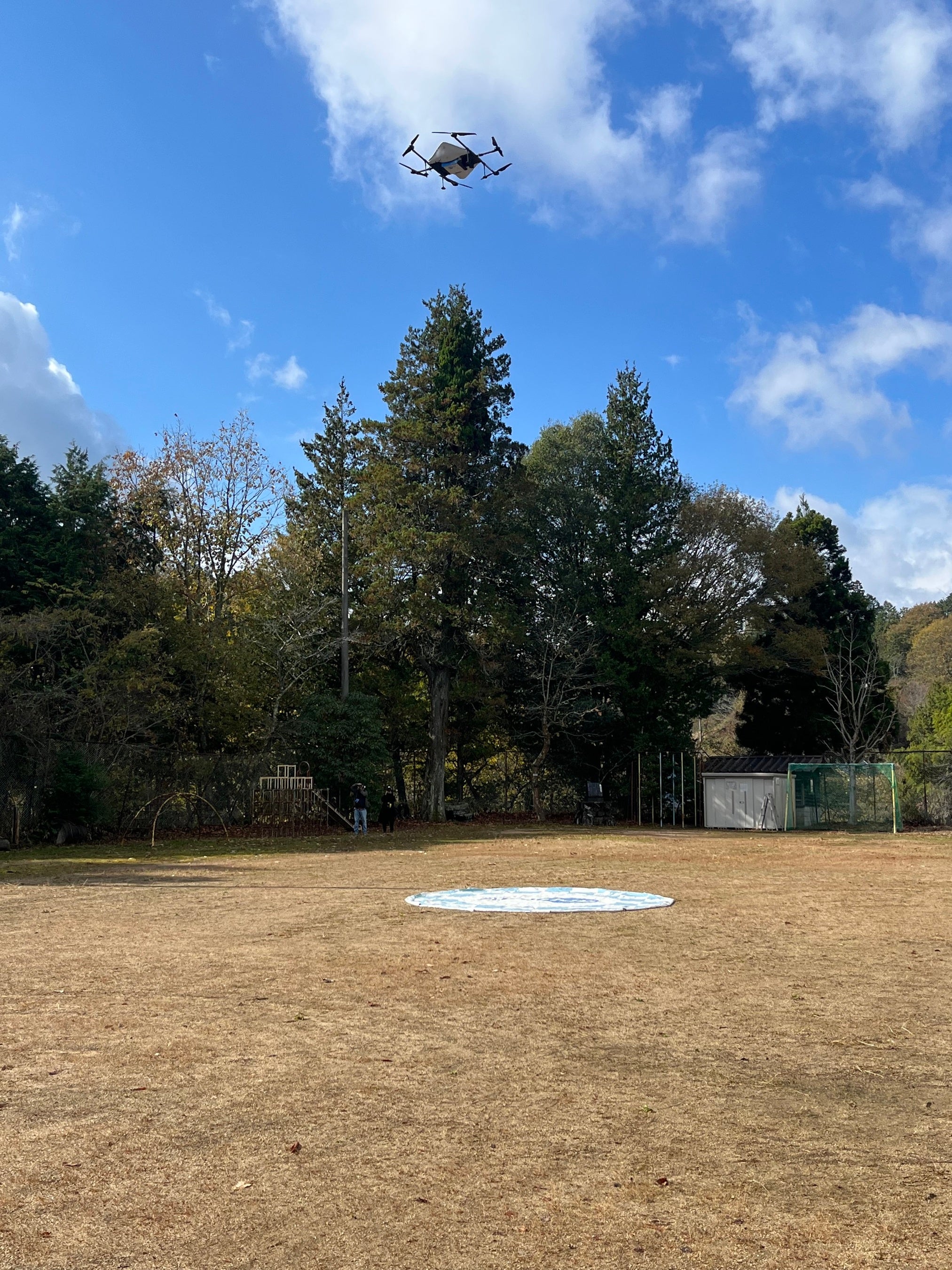 お弁当を配送するため着陸する物流専用ドローン”AirTruck” （小野社会教育施設（旧小野小））