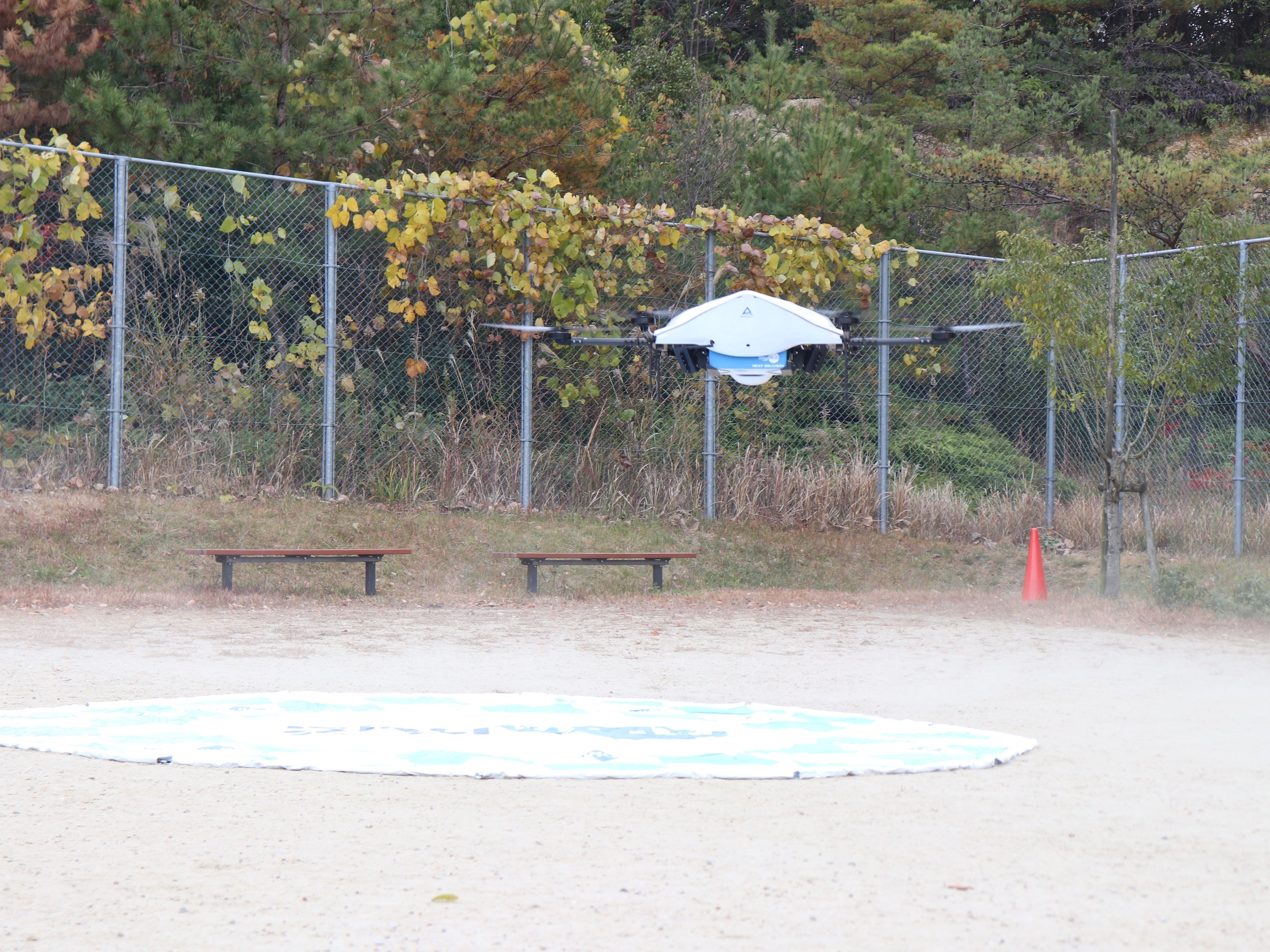 AEDを搭載して北山ふれあい広場に着陸する物流専用ドローン”AirTruck”