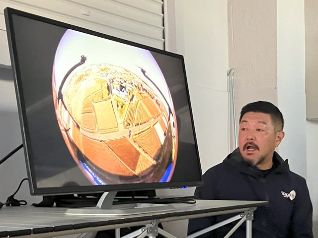 ライブで機上カメラ映像を見せてレベル3.5飛行を説明するNEXT DELIVERY 取締役運航管理責任者 青木孝人