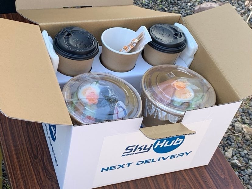 ドローンで届いた名水で淹れたコーヒーとますバーガー２セット