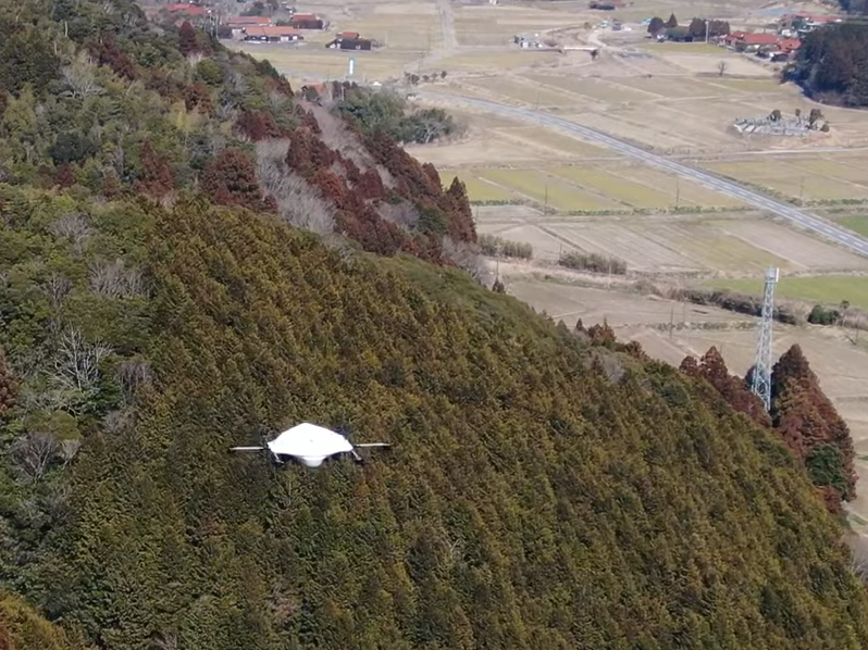 美祢市八代地区を飛行するエアロネクストの物流専用ドローン