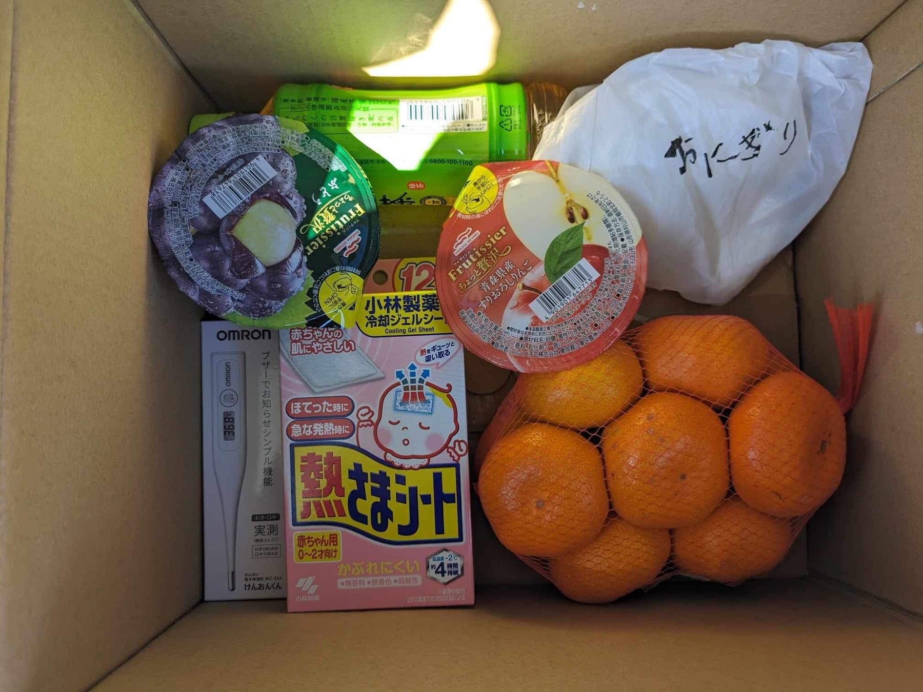 ドローン配送で宿原青年館まで届けられた子供の風邪を想定した日用品やドリンクなどの詰め合わせ