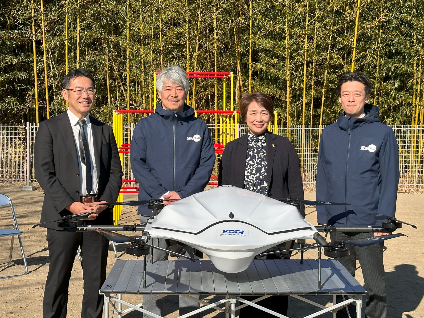 使用したドローンを前に写真向かって左よりKDDIスマートドローン代表取締役社長 博野雅文、エアロネクスト代表取締CEO NEXT DELIVERY代表取締役 田路圭輔、君津市長石井 宏子、セイノーHD執行役員河合 秀治