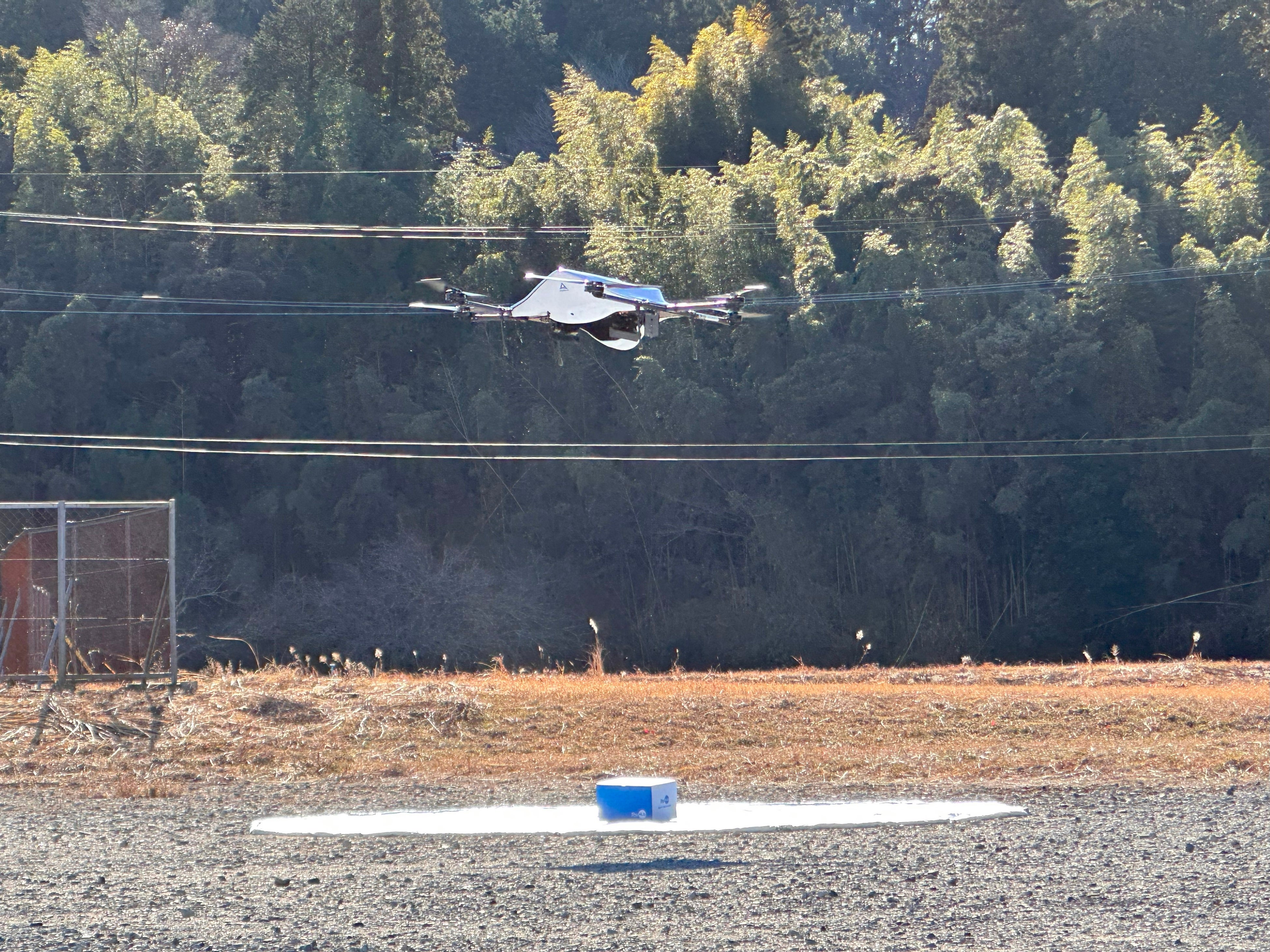 子供の風邪のため母親がオーダーしたものを届けた物流専用ドローンAirTruck