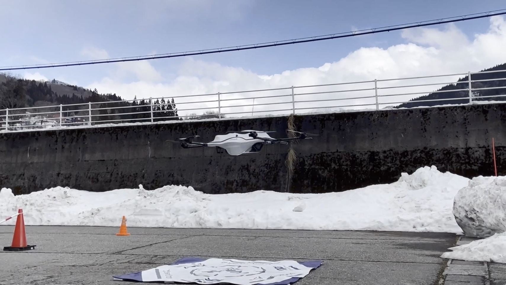 荷物を搭載して飛び立つ物流専用ドローンAirTruck（小谷診療所）