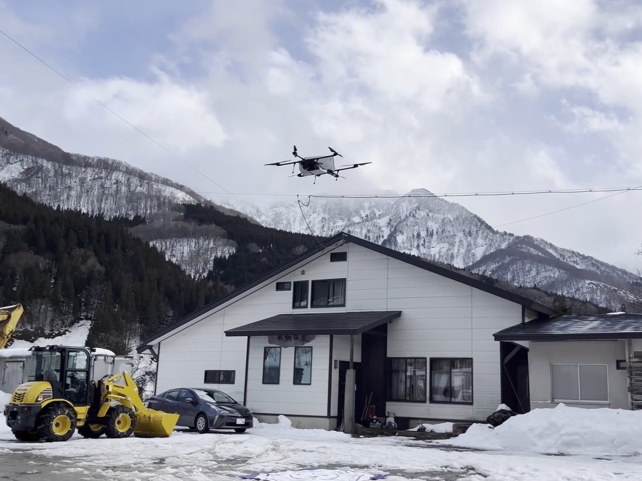 奉納温泉に到着する物流専用ドローンAirTruck