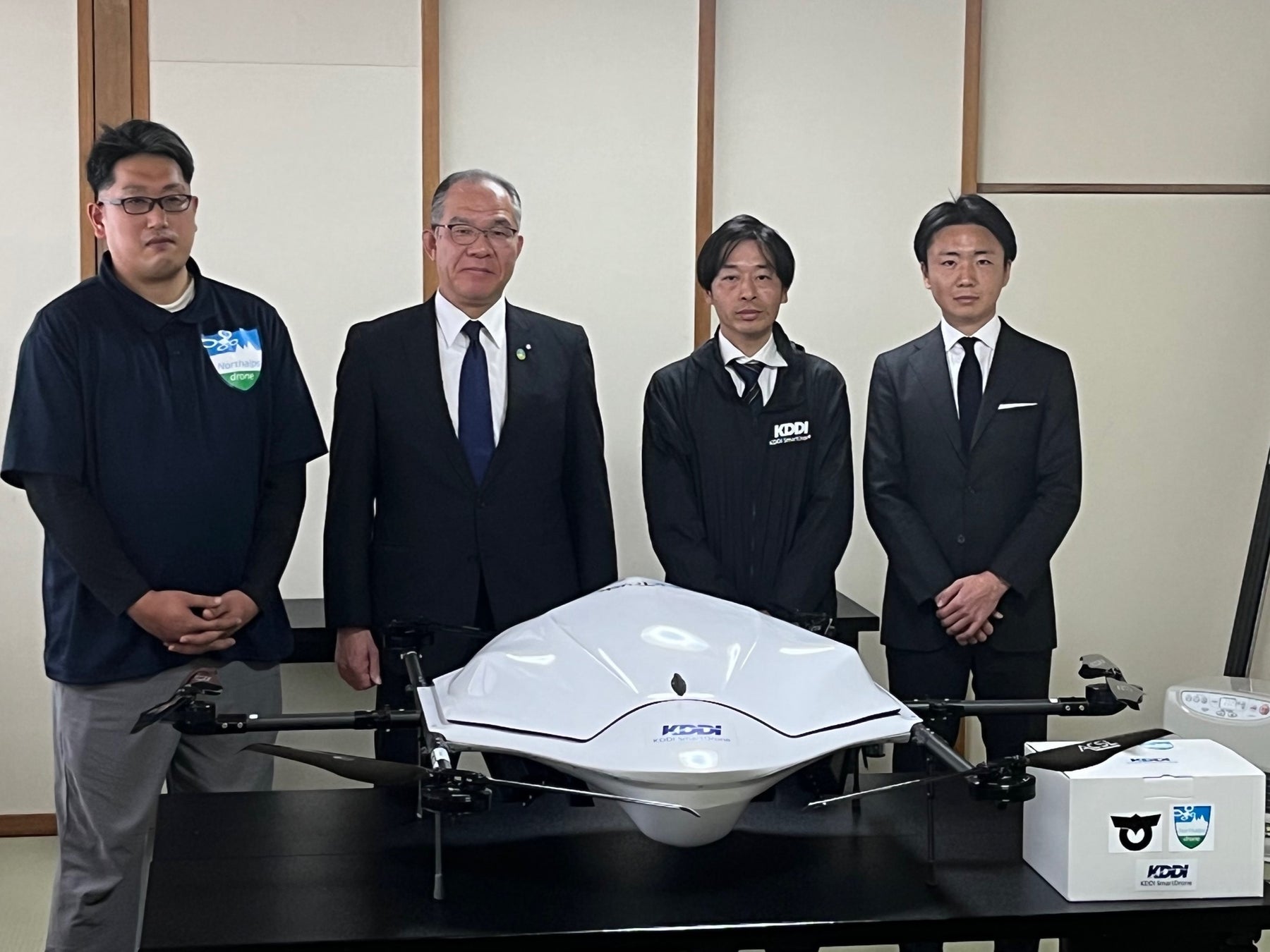 写真向かって左より、北アルプスドローン協会 相澤 恭介、小谷村村長 中村 義明、  KDDIスマートドローンソリューションビジネス推進2部部長 森嶋 俊弘、NEXTDELIVERY企画グループグループ責任者 近藤 建斗