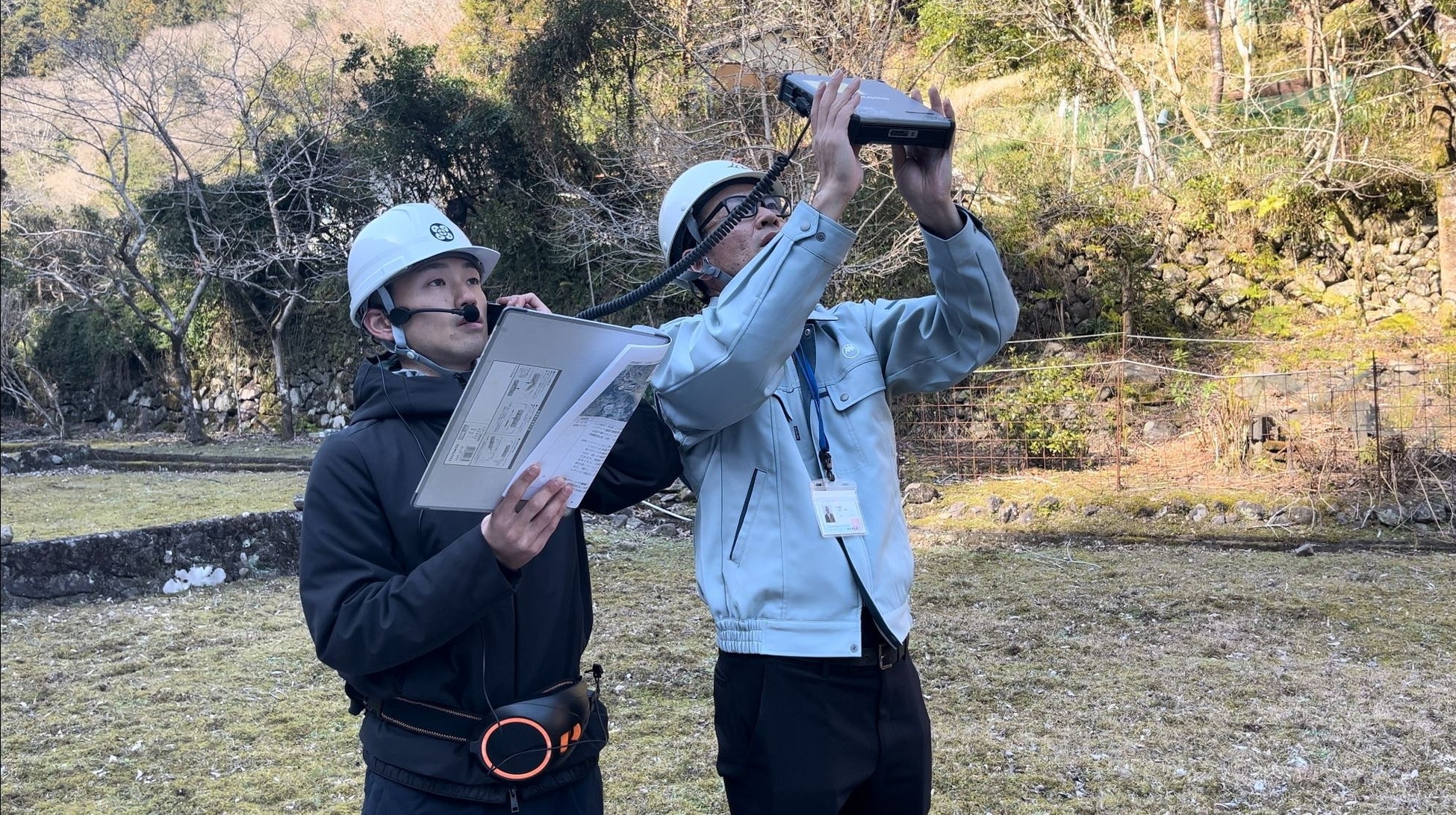 衛星携帯電話を使用し災害状況を報告する様子