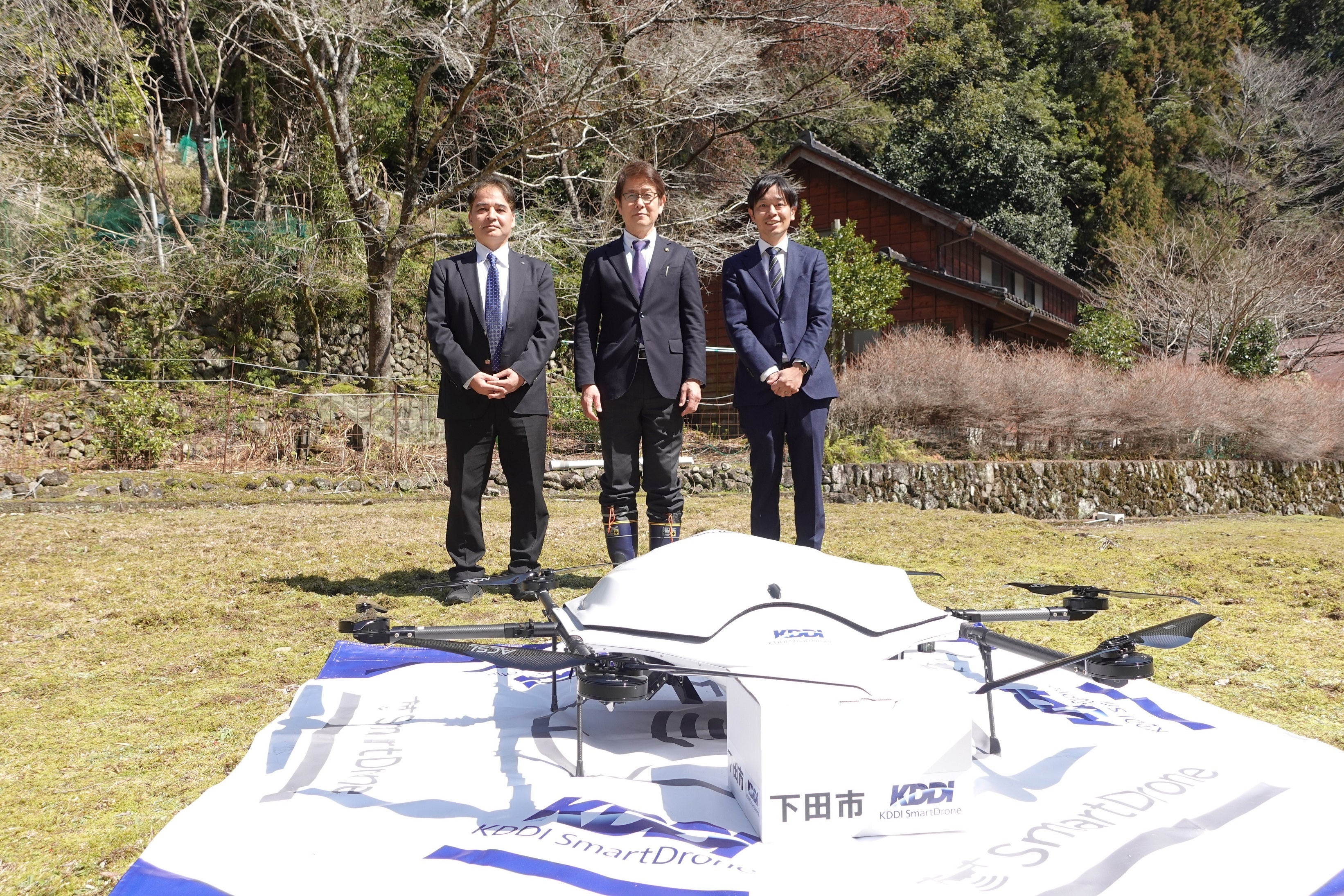 写真向かって左より、静岡県経営管理部　地域振興課長　白濵光弘、下田市 市長　松木　正一郎、KDDIスマートドローン株式会社 ソリューションビジネス推進２部部長　森嶋 俊弘