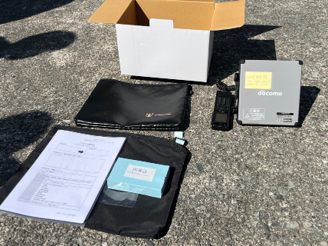 配送を行った医薬品（医薬品を模倣した箱）と衛星携帯電話