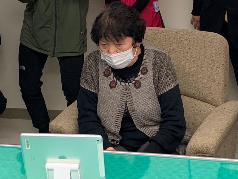 タブレットでオンライン服薬指導を受ける患者の伊藤ヒロ子さん （鹿瀬診療所内）