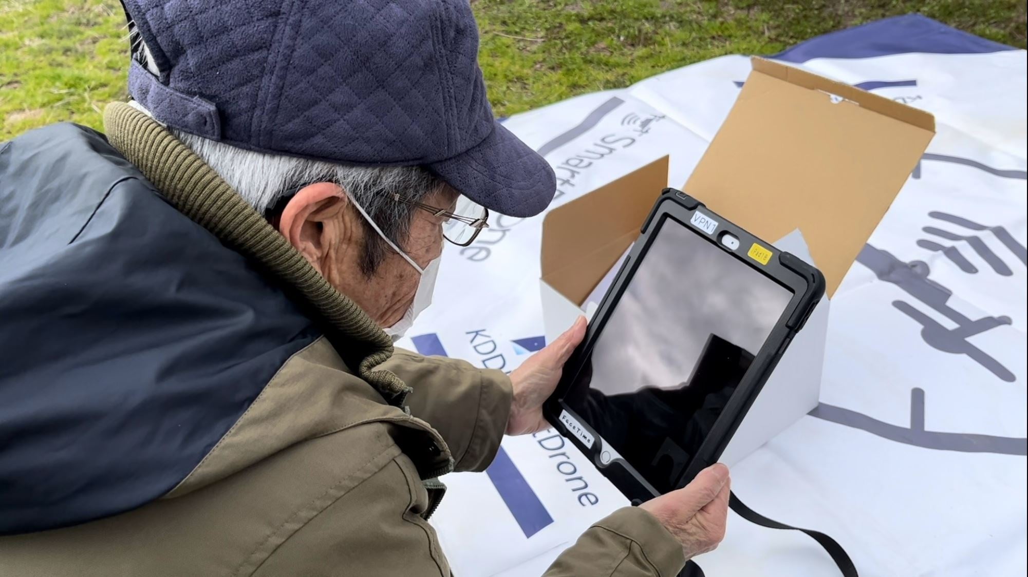 タブレットによりオンライン服薬指導を受ける様子