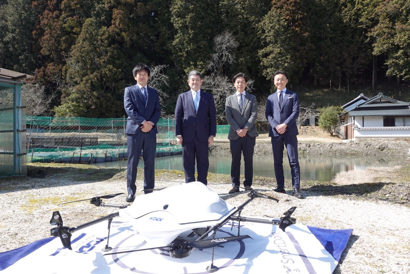 写真向かって左より、 株式会社コミュニティメディカル　第３グループ　マネージャーおよび、一般社団法人　奈良市薬剤師会　副会長　吉谷　淳至、 奈良市長　仲川 げん、 KDDIスマートドローン株式会社 ソリューションビジネス推進２部部長　森嶋 俊弘、 株式会社