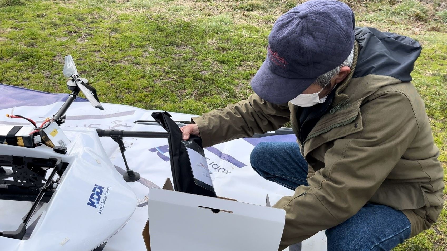 処方薬を受け取る様子