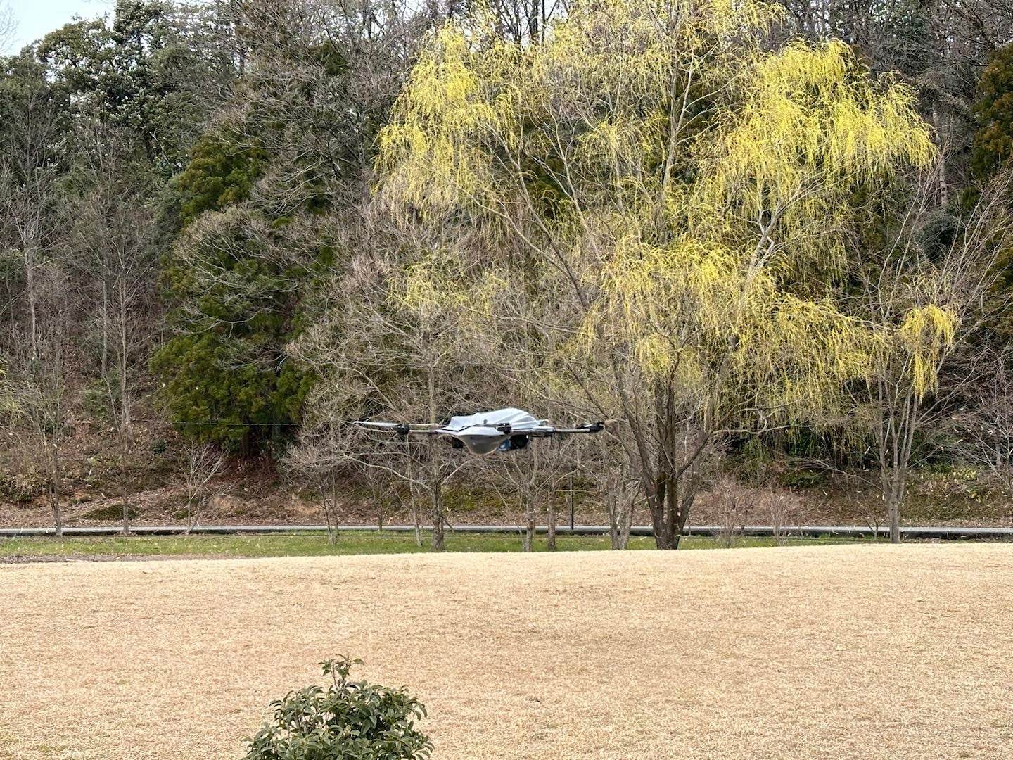こくぞう里山公園を離陸する物流専用ドローン”AirTruck”
