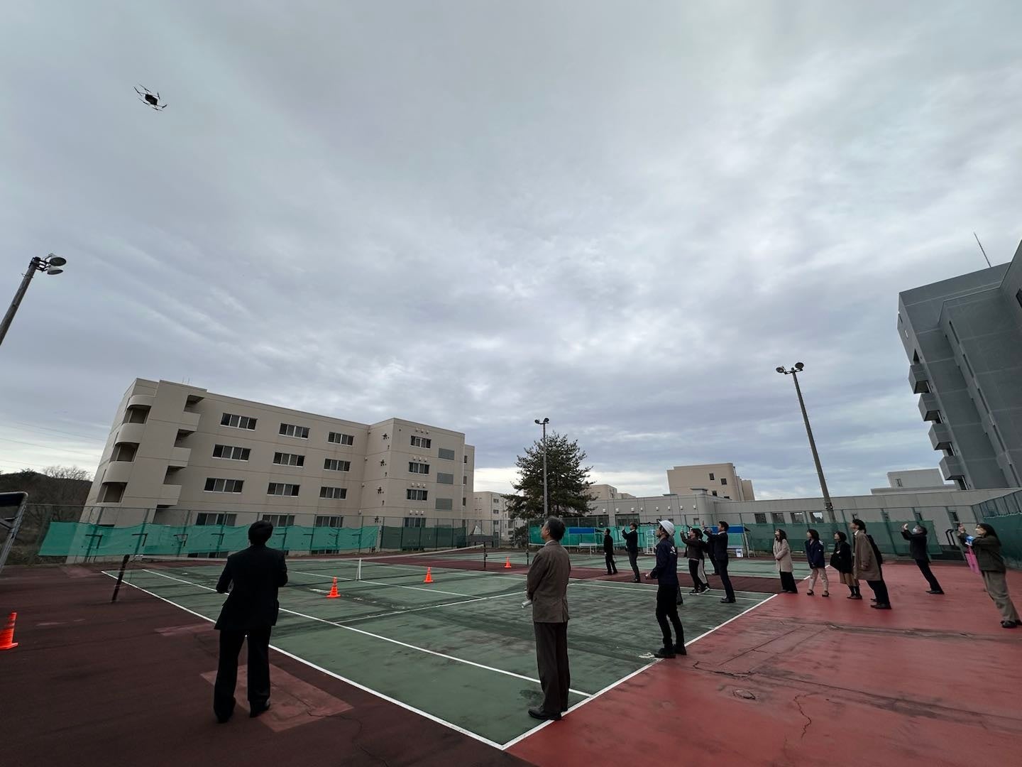 物流専用ドローン ”AirTruck”の離陸を見守る方々 （北陸先端科学技術大学院大学）