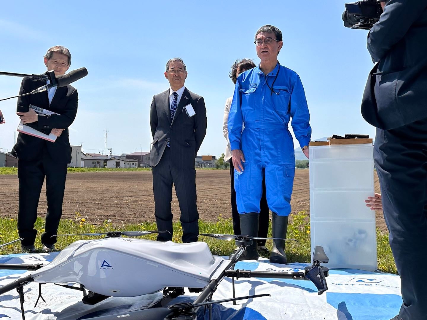 複数機運航の実施をした物流専用ドローンAirTruckを前に河野デジタル大臣と竹中貢上士幌町長 （かみしほろシェアオフィス）