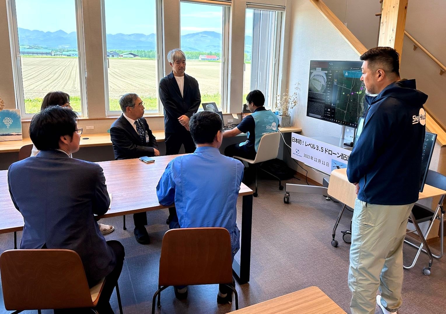 NEXT DELIVERYによるレベル3.5、 複数機運航の説明の様子 （かみしほろシェアオフィス）