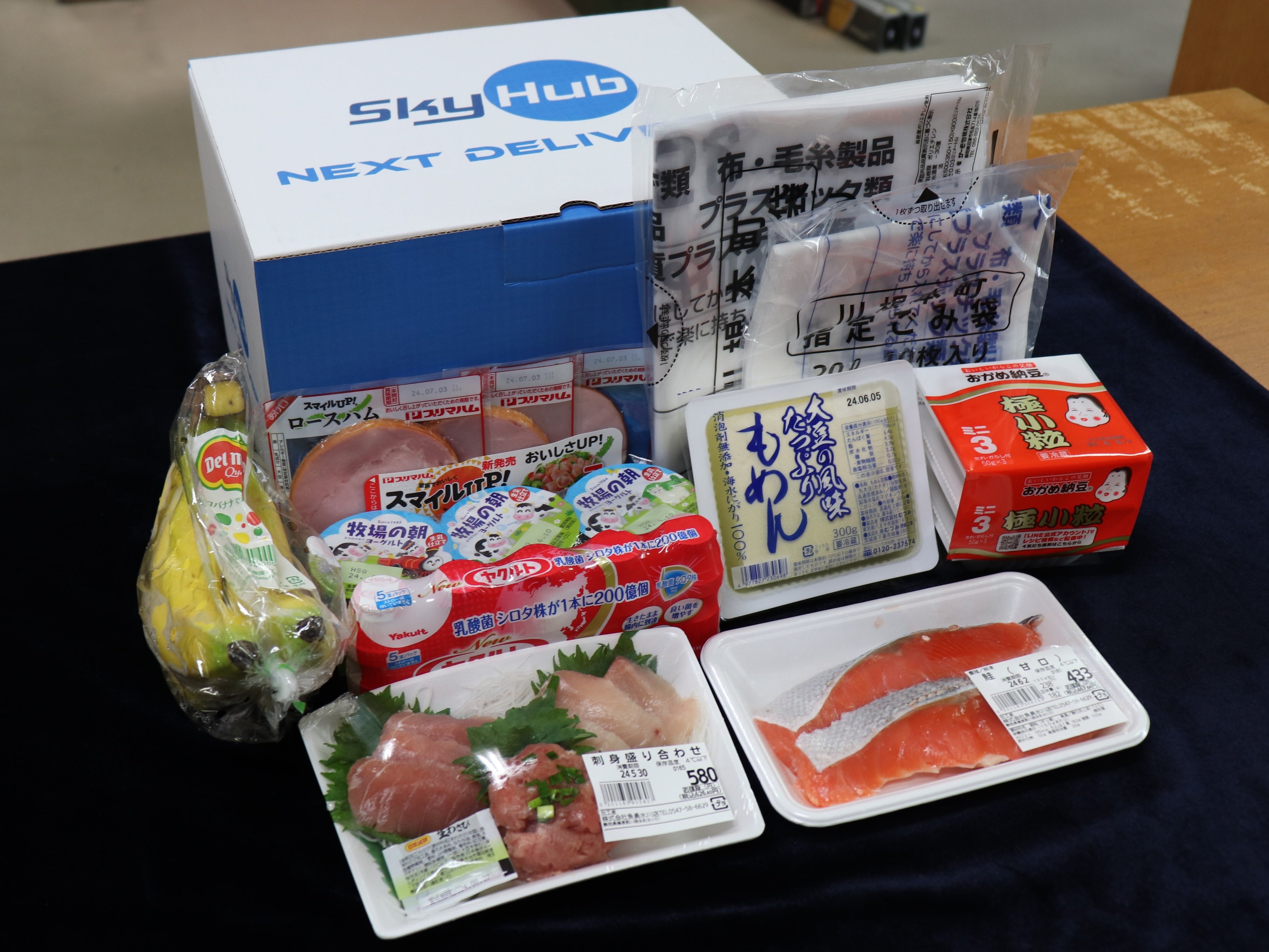 今回ドローン配送した地域商店の食料品とAirTruck専用箱