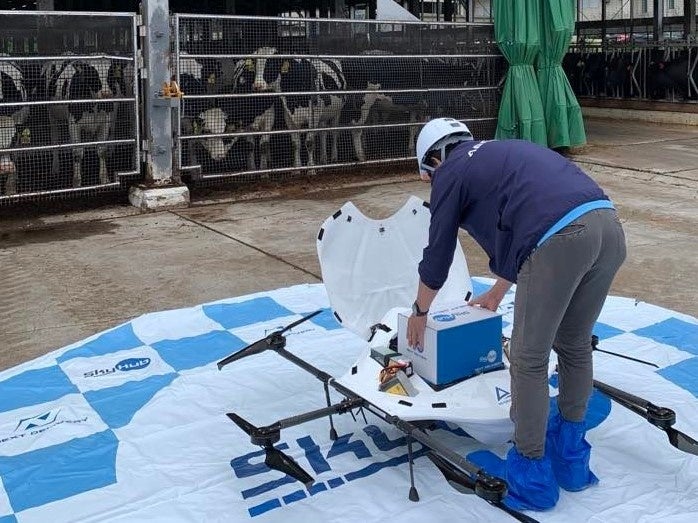 配送スタッフが受精卵の入った箱をドローンにセット（上士幌町JA全農ET研究所前）