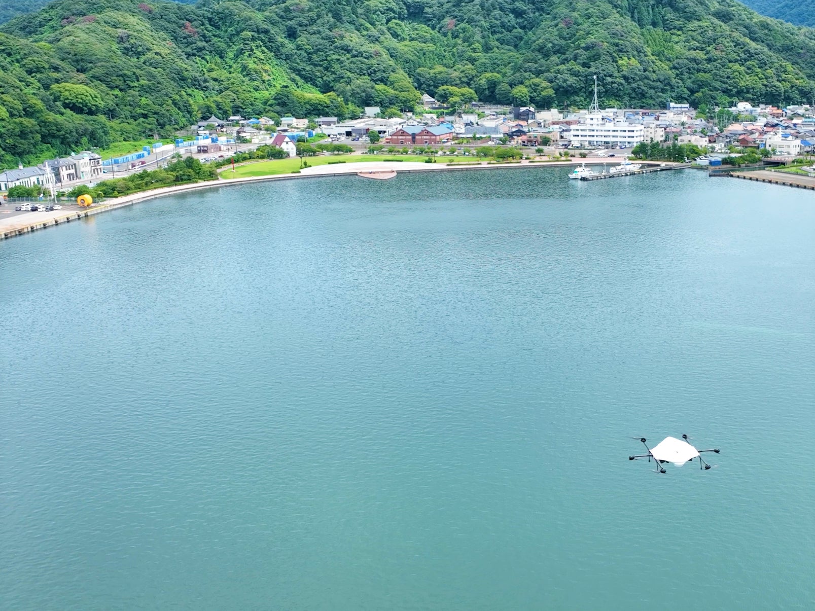 敦賀湾上を飛行する 物流専用ドローン