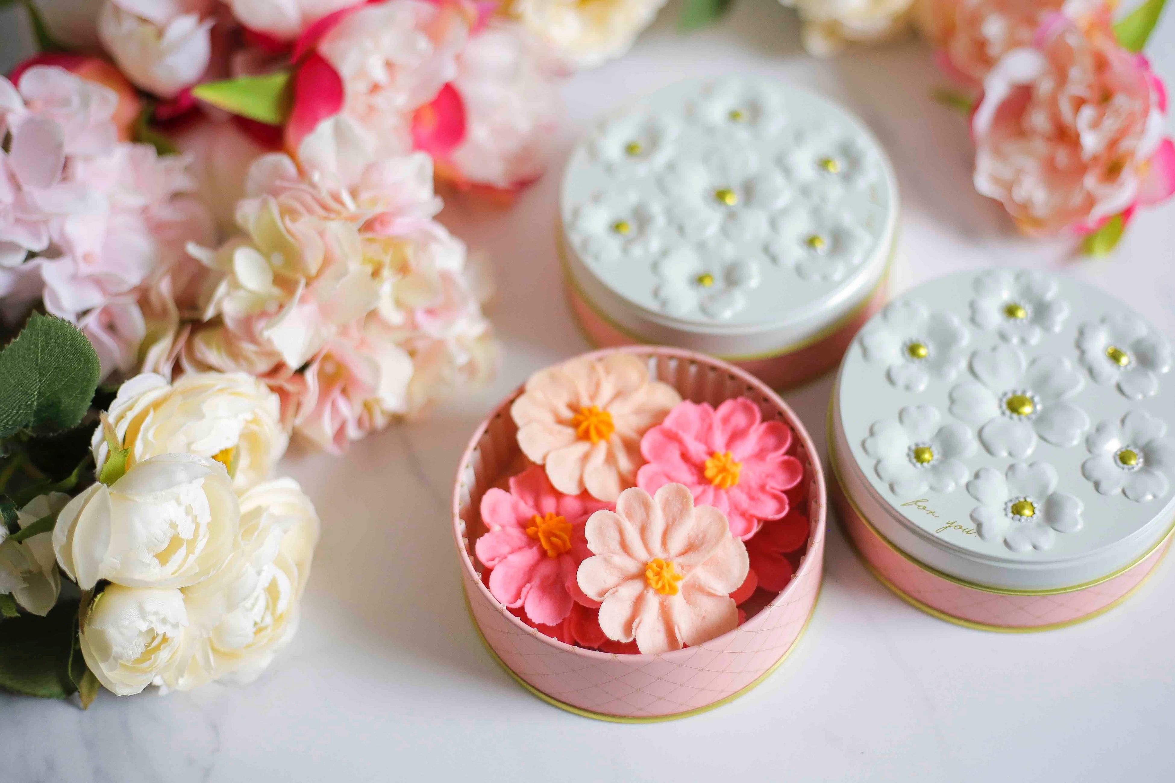 【母の日2022】お花のぼうろ3缶セット（コスモス）／3,800円（税込）