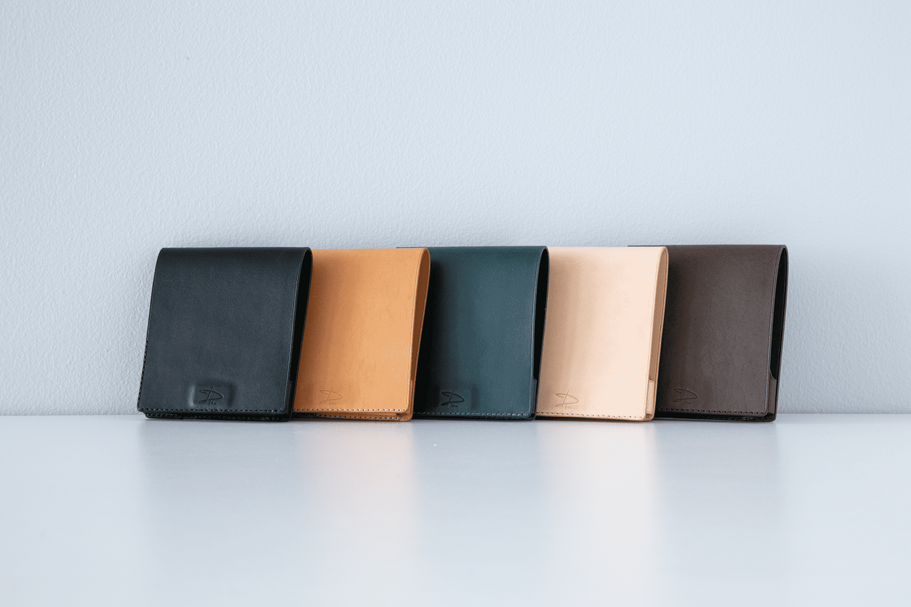 洗練された5色展開。左からNero(黒色)、Naturale(ナチュラル)、Petrolio(碧色)、Sand(砂色)、Smog(灰茶色)