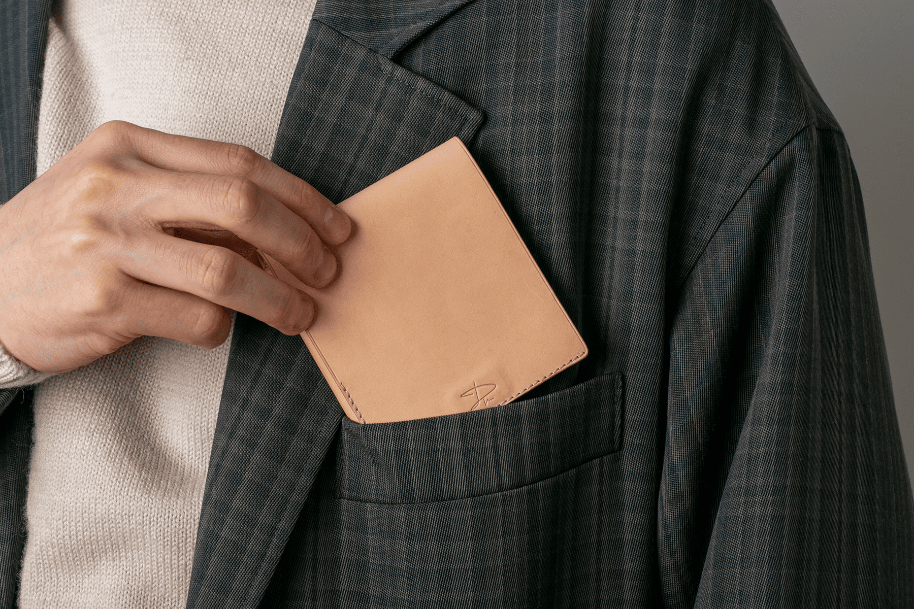 シャツやジャケットの胸ポケットにサッとしまえるほど、薄くてコンパクト