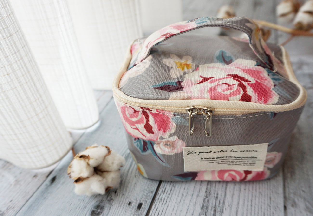 花柄ポーチに入れて